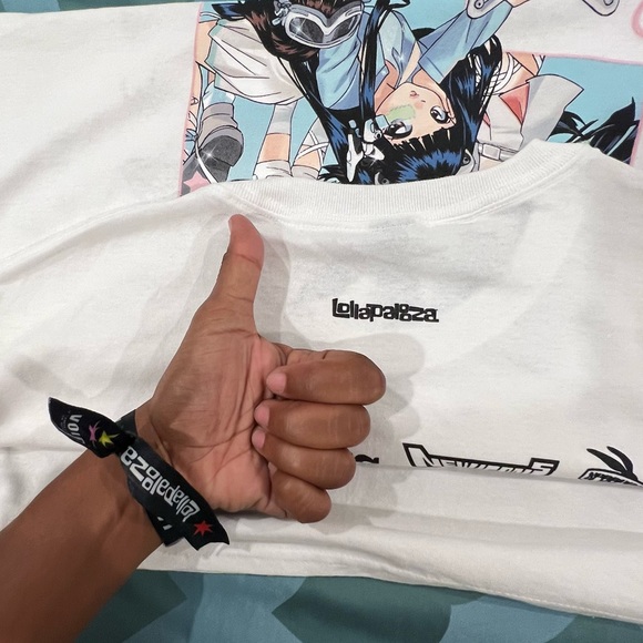 New Jeans - K - POP - white tee from Lollapalooza Merch in Chicago, Illinois - Picture 6 of 6